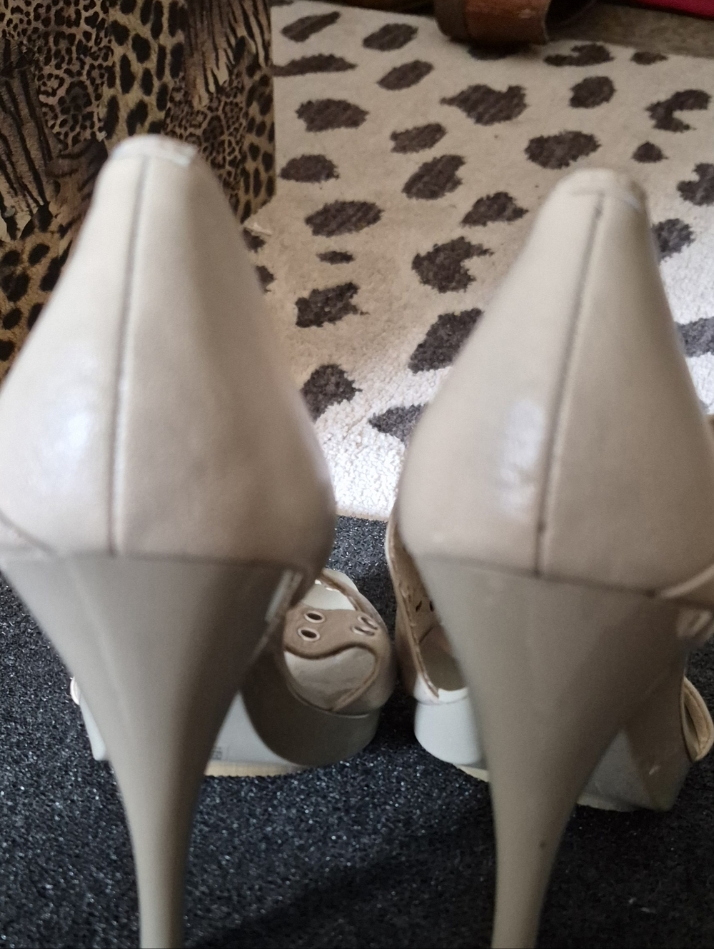 Michael Kors Cream Leather Grommet Crossover Buckle Strap Heeled Sandals NWOT - Picture 10 of 10